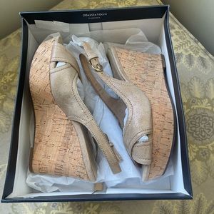 Naturalizer Zander Taupe Gold platform size 5